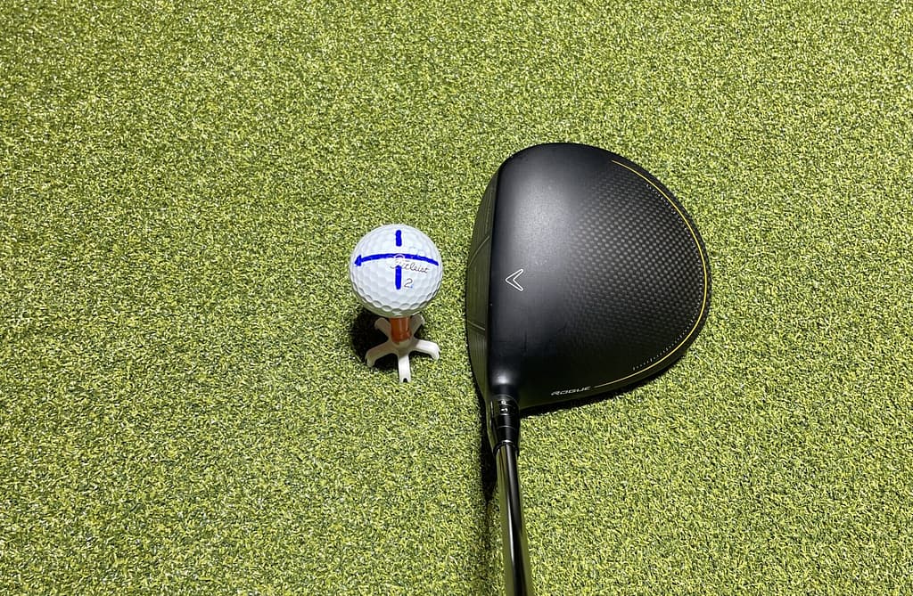 以下の写真のように、打ちたい方向にライン向くようにボールをセットするだけ。